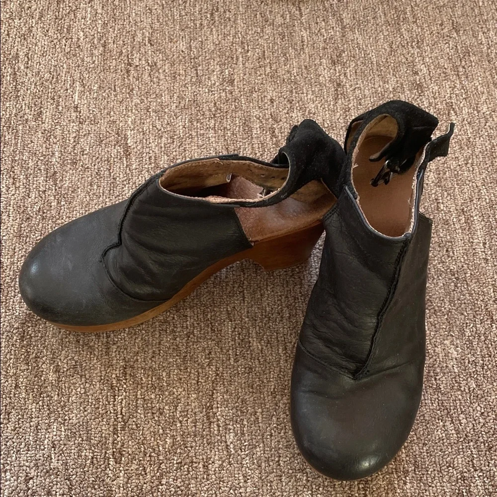 Free People, Amber orchid clogs, size 7 used - Picture 2 of 8